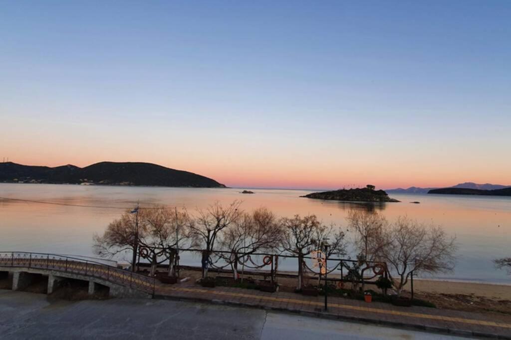 Θέα Μπροστά Στη Θάλασσα Apartment Nea Peramos  Exterior photo